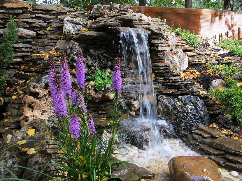 Kaskadowy wodospad w ogrodzie