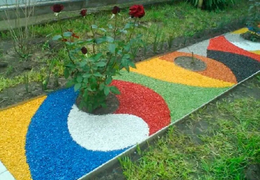 Dekoracyjna ścieżka ogrodowa wykonana z kruszonego kamienia pomalowana wodoodporną farbą