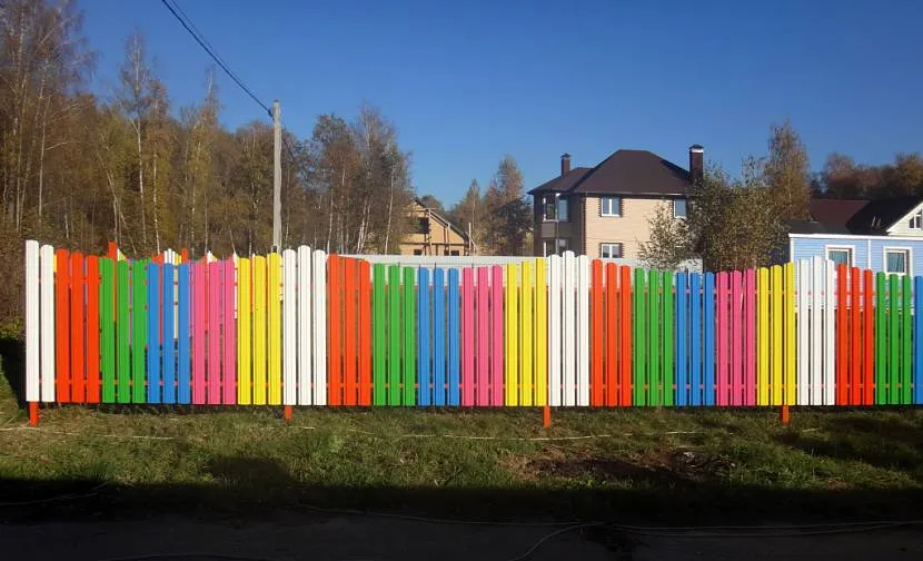 Різнокольоровий штакетник – яскравий елемент декору