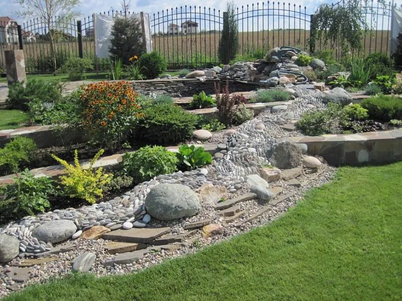Duży ogród skalny z kilku rodzajów kamienia
