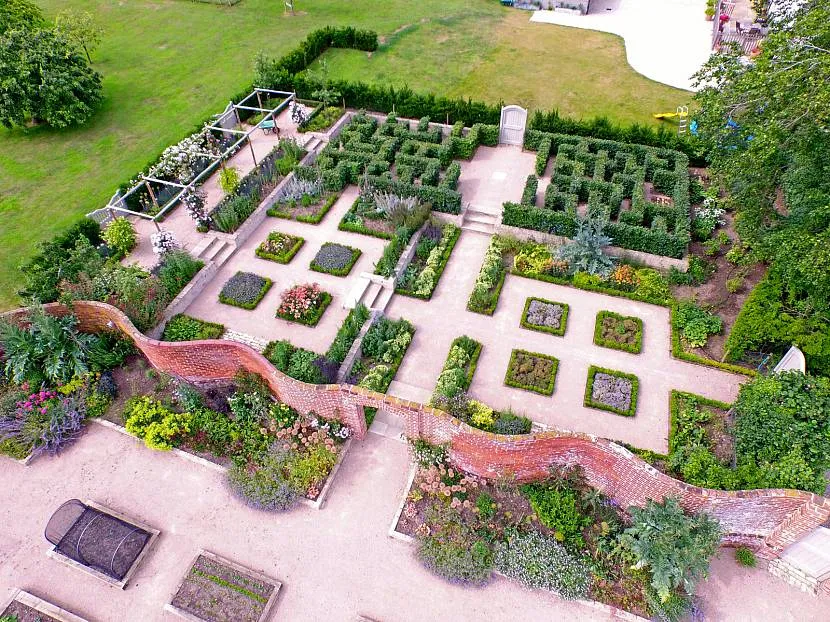 francuski geometryczny ogród warzywny