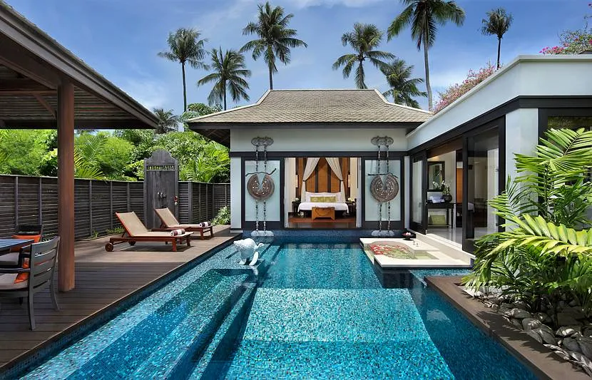 Mały ogródek ze stawem w minimalistycznym stylu z tajskim klimatem