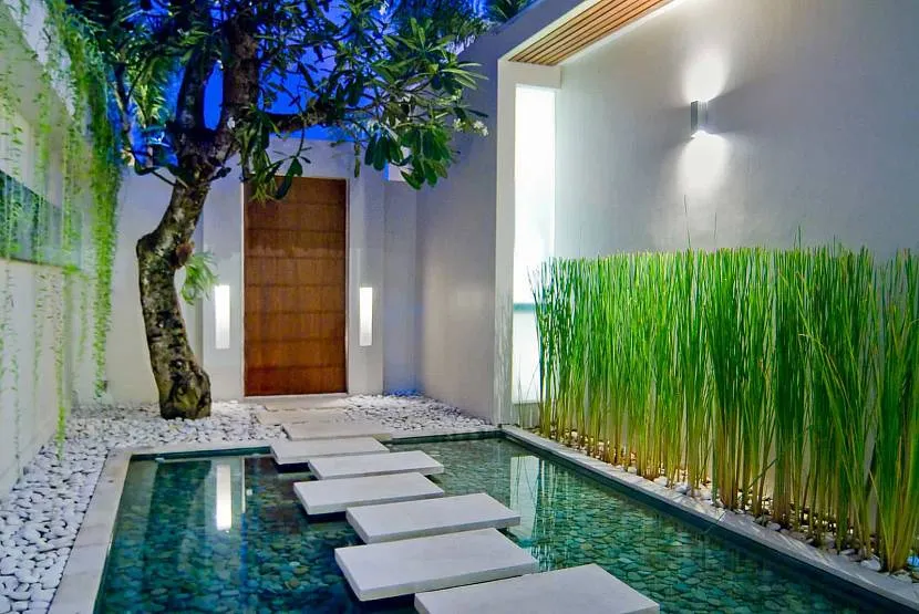 Ogród boczny w stylu azjatyckim ze stawem karpiowym