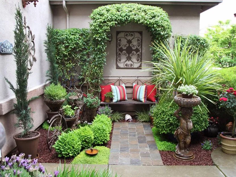 Внутрішній дворик у середземноморському стилі з топіарами та ліанними рослинами