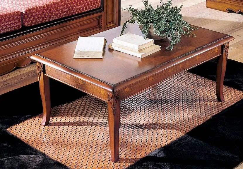 Класичний дерев'яний столик