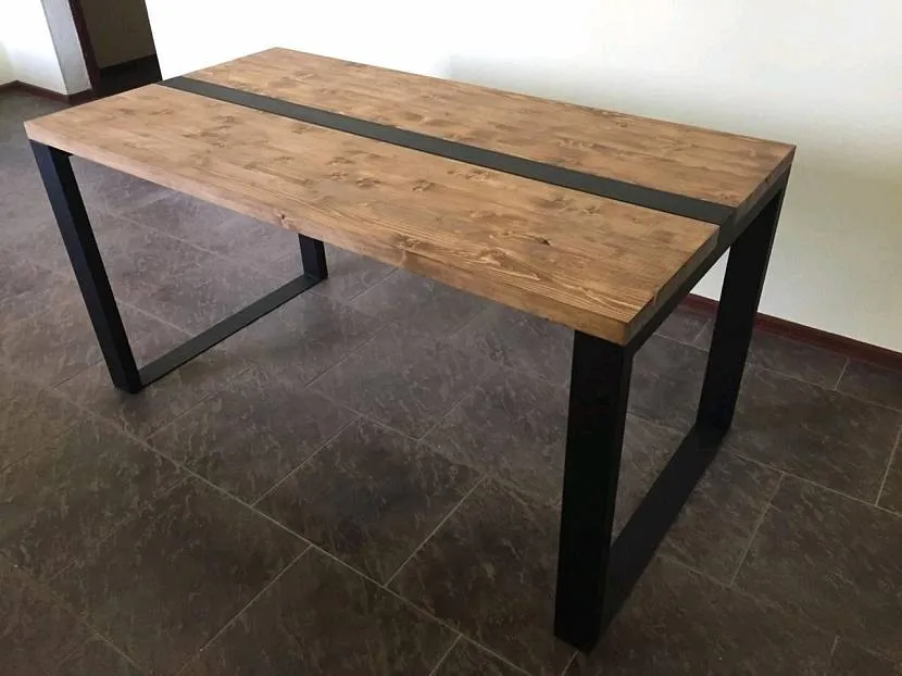 Невеликий стіл з дерев'яною стільницею у стилі лофт, зроблений своїми руками