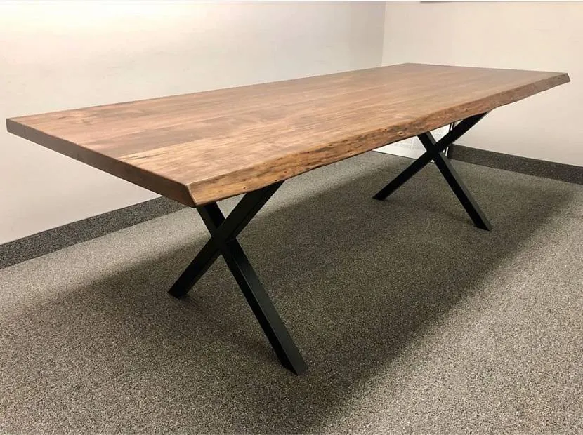 Stół w stylu loft z blatem z litego drewna
