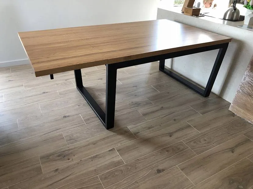 Drewniany stół w stylu loftu o zmieniającym się designie