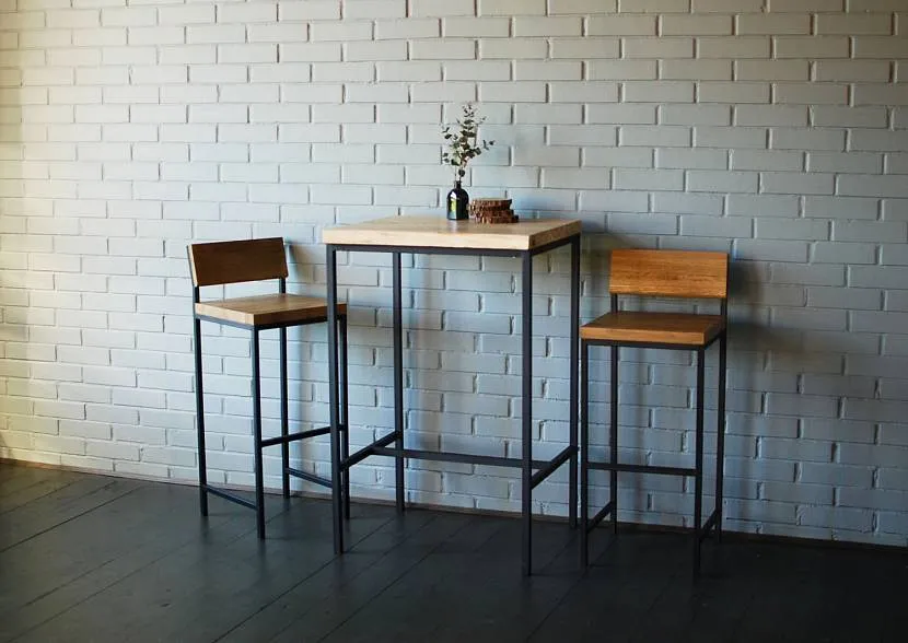 Stół w stylu loft z wysokimi metalowymi nogami