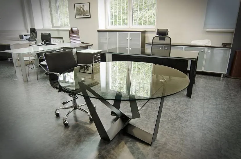 Скляний круглий стіл у стилі лофт на металевій об'ємній підставці