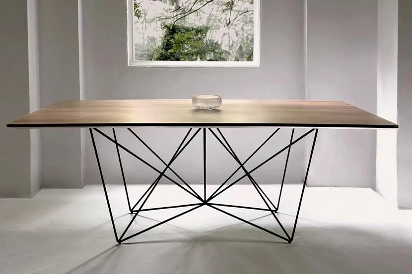 Stół w stylu loft z metalowymi nogami i szklanym blatem