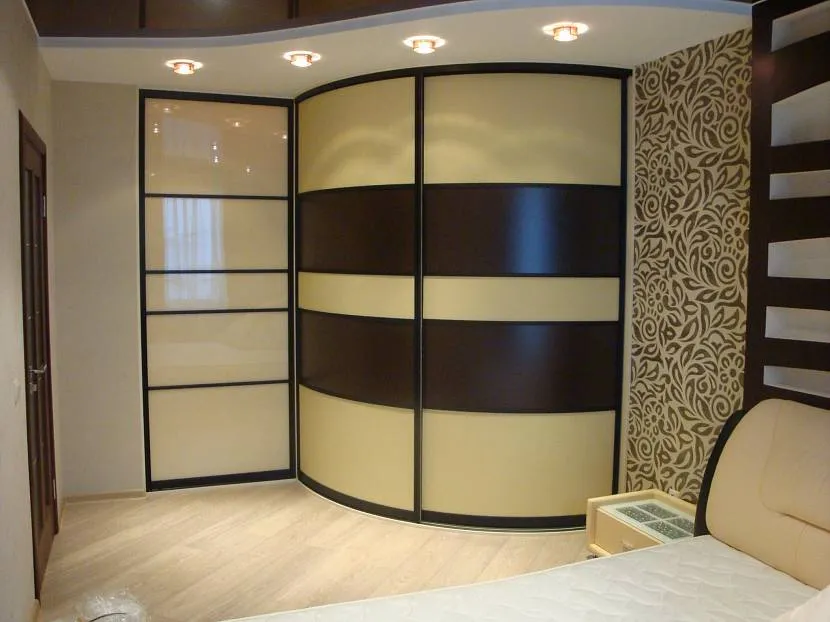 Цікавий варіант шафи з кутовим плануванням та опуклими дверцятами для спальні