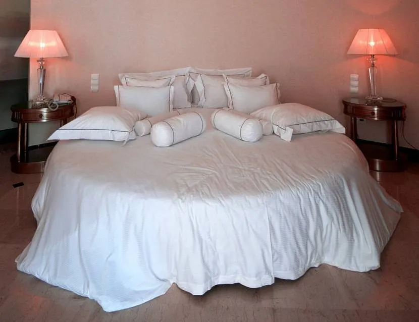 Кругле ліжко з колекцією подушок