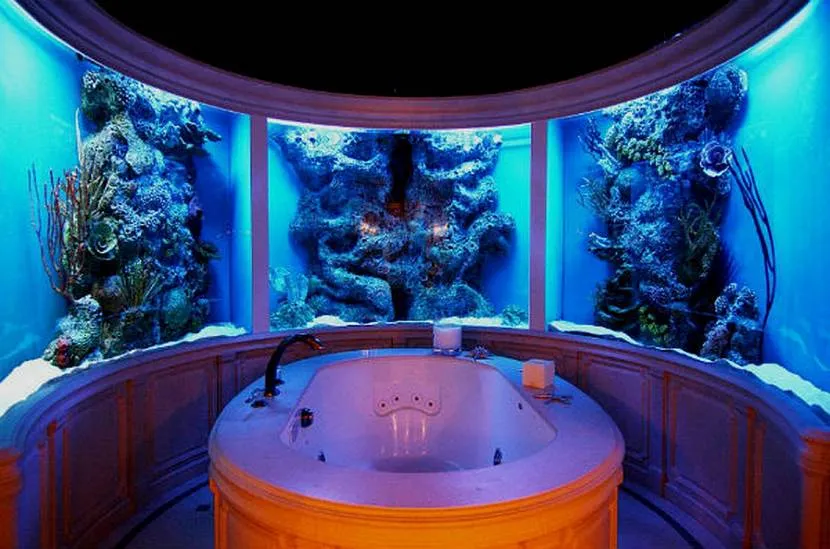 Ванна кімната з акваріумом