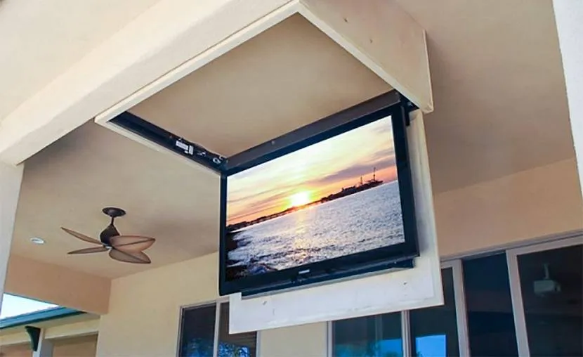 Sufitowy panel półki do telewizora jest szczególnie istotny w małych pomieszczeniach.