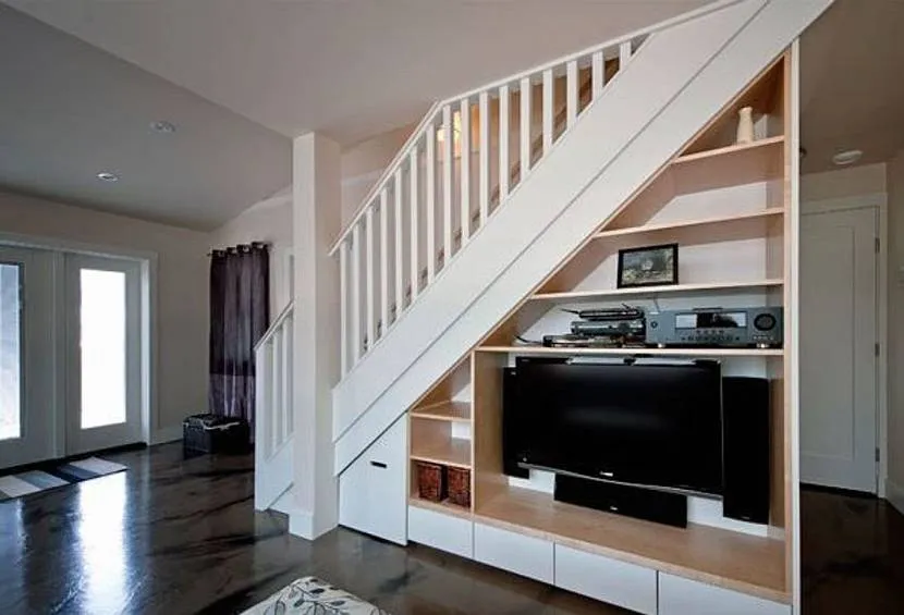 Дуже стильно виглядатиме телевізор під сходами