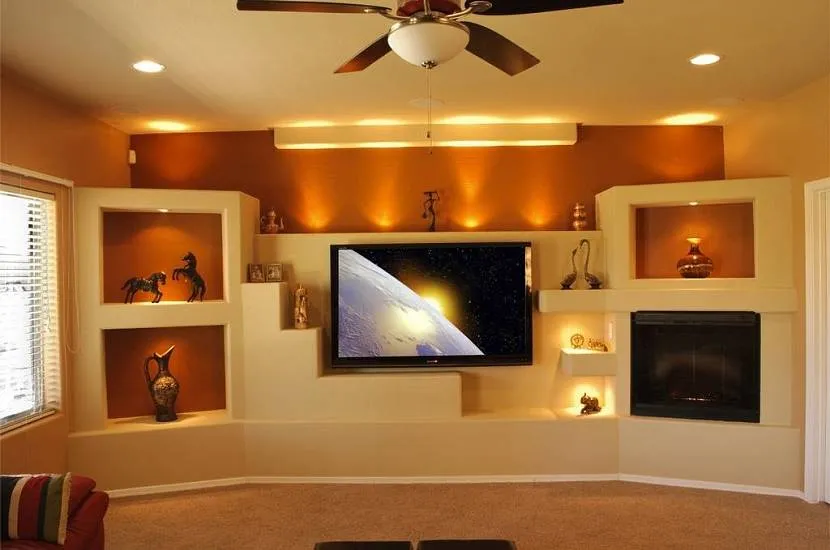 Podświetlana półka na telewizor w salonie