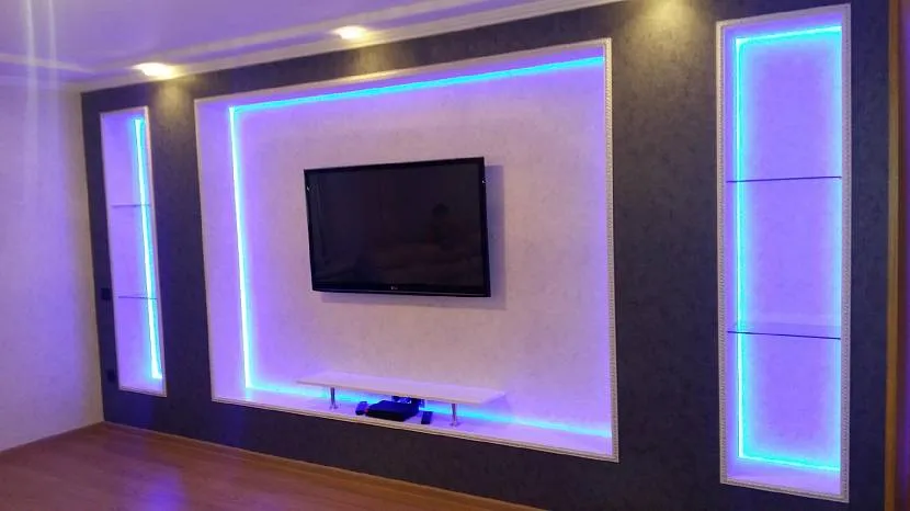 Підсвічування полиці з телевізором дозволяє регулювати потужність освітлення в кімнаті.