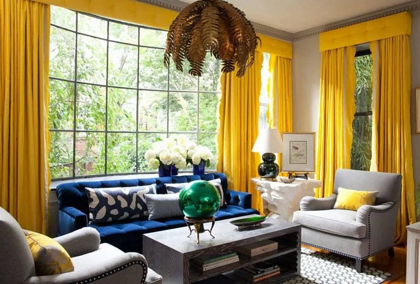 Синій диван та жовтий декор