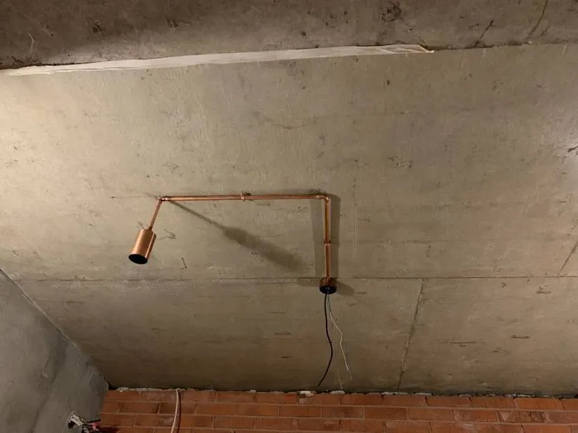 Wszystko jest przymocowane do sufitu, przewód jest rozciągnięty od instalacji elektrycznej do gniazda lampy