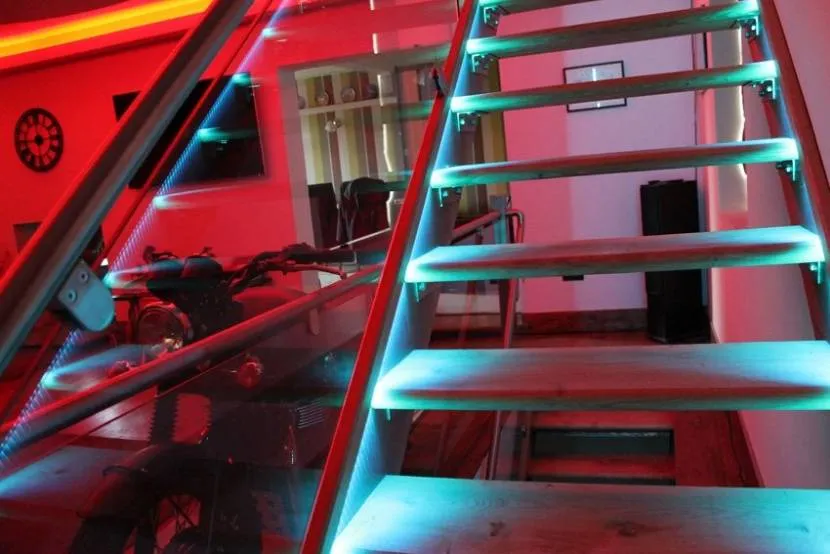 Oświetlenie schodów i balustrad