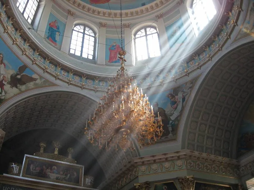 Drugie światło zwiększające oświetlenie w kościele