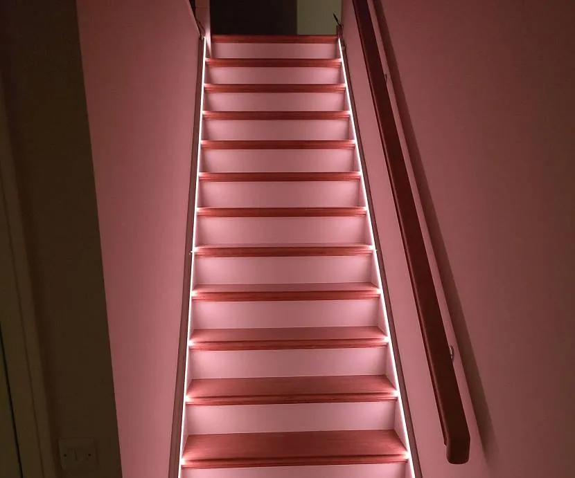 Oświetlenie sprawia, że wchodzenie i schodzenie po schodach jest bezpieczne