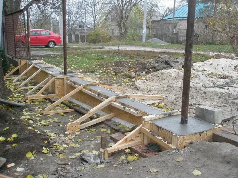 Urządzenie listwy fundamentowej pod ogrodzenie