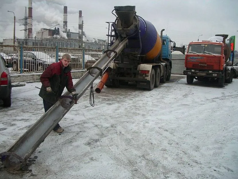 Automikser nie tylko dowiezie beton na plac budowy, ale również wtopi go bezpośrednio w szalunek fundamentowy