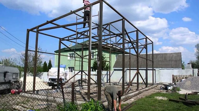 Konstrukcja stalowa garażu z dachem pulpitowym