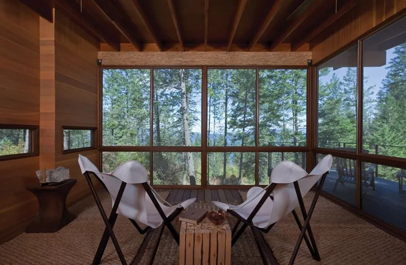Dzięki panoramicznym oknom z wnętrza domu rozciąga się również wspaniały widok na otaczający las.